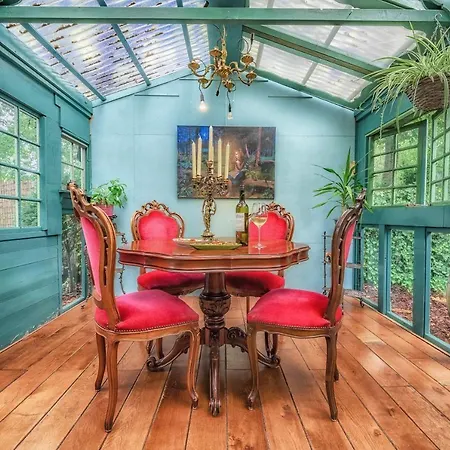 בקתה Fairytale House - Enchanted Getaway In Bospark